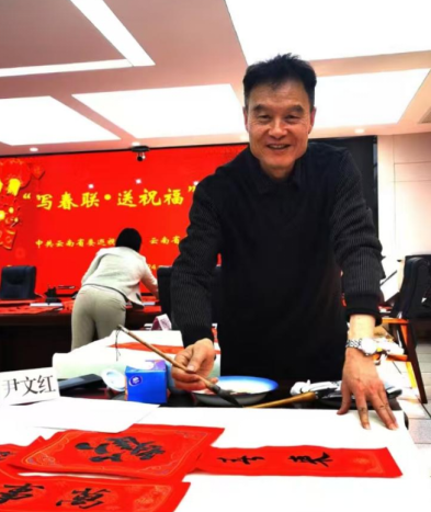 尹文红：以笔为翼，翱翔于书法艺术苍穹  中国当代国画协会副主席 中国美术家协会会员 中国书法家协会会员 中国工笔画协会会员 尹文红先生以其卓越的书法造诣与独特的艺术风格，成为备受瞩目的存在。作为中国当(图1)